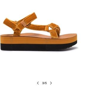 ISO Teva universal flatform in velvet any color!! Size 7 or 8
